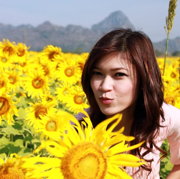 Women in the field of sunflowers — Stock Photo, Image