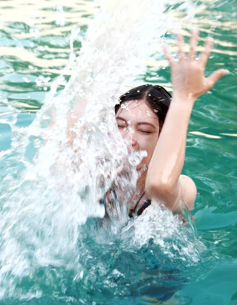 Vrouw speelt in het zwembad — Stockfoto