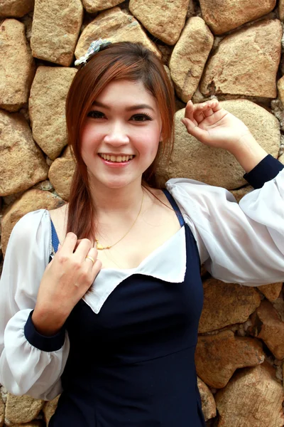 Porträt einer schönen asiatischen Frau auf Steinmauer Hintergrund — Stockfoto