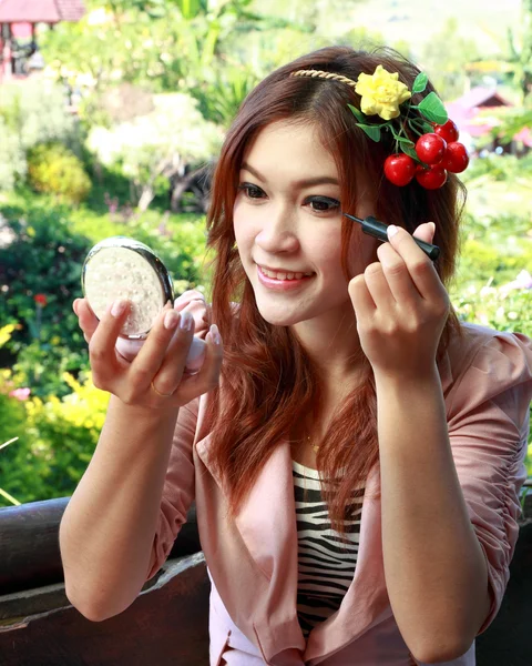 Schön asiatische Frau Anwendung Make-up — Stockfoto