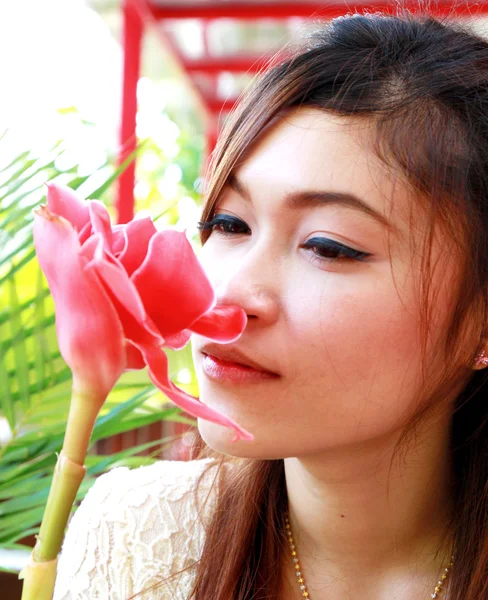 Portret van Aziatische vrouw met roze bloem — Stockfoto