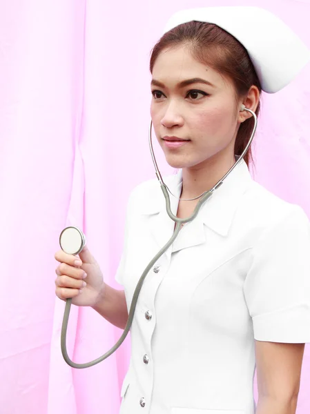 Junge Krankenschwester mit Stethoskop — Stockfoto