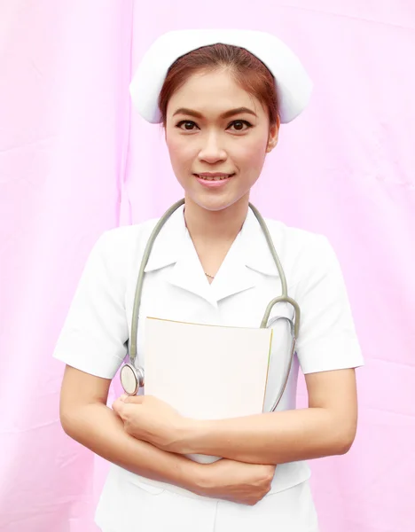 Giovane infermiera in possesso di rapporto medico — Foto Stock