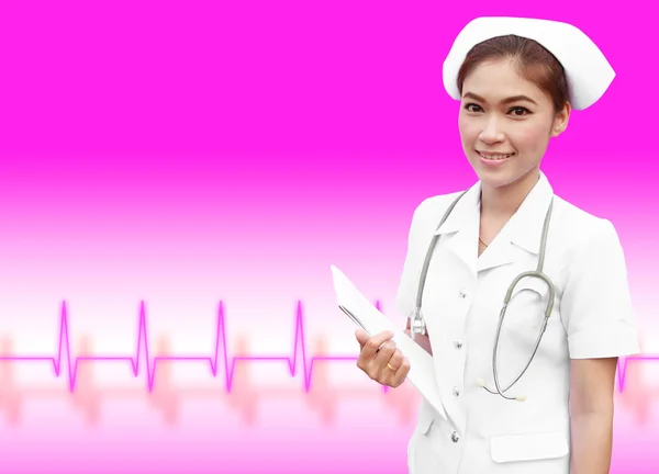 Giovane infermiera in possesso di rapporto medico — Foto Stock