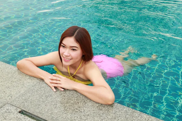 Mujer en piscina — Foto de Stock