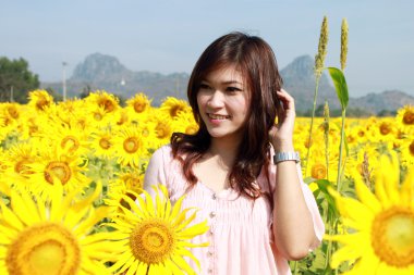 Ayçiçeği tarlasında kadınlar