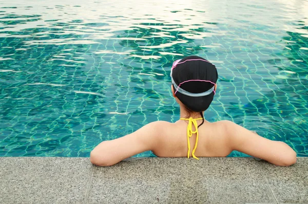 Mujer en piscina — Foto de Stock