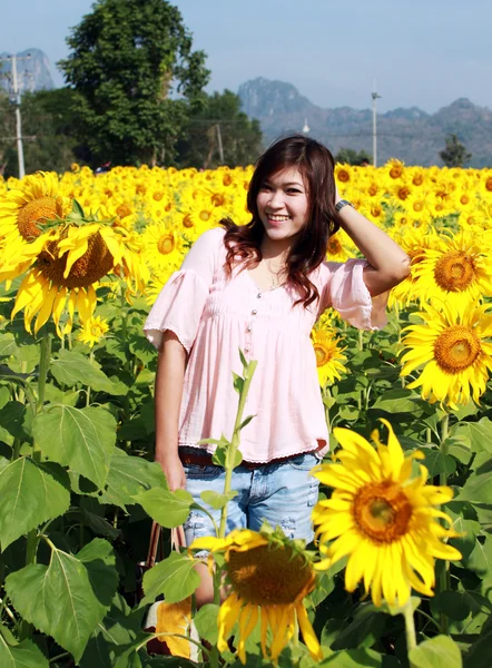 Vrouwen op het gebied van zonnebloemen — Stockfoto