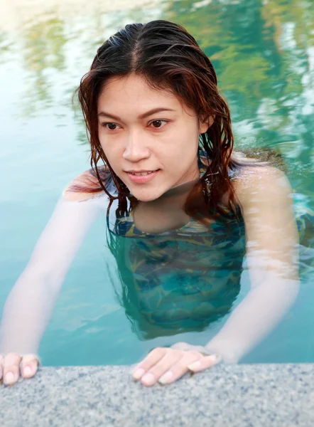 Mujer en el borde de una piscina — Foto de Stock