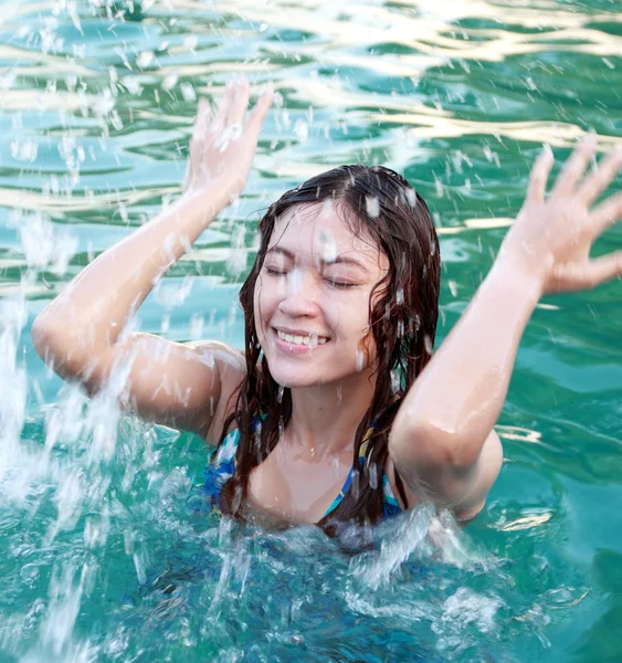 Женщина играет в бассейне — стоковое фото
