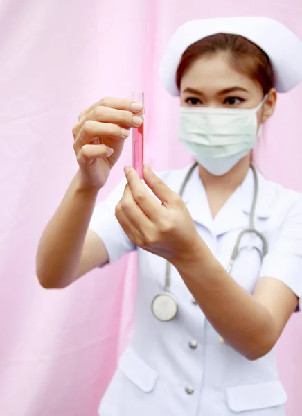 Krankenschwester mit Reagenzglas — Stockfoto