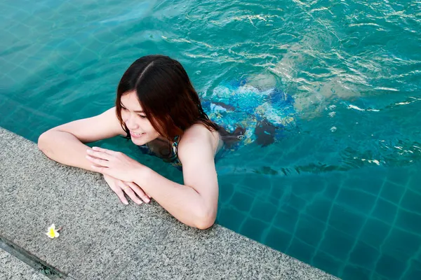 Žena na okraji bazénu — Stock fotografie