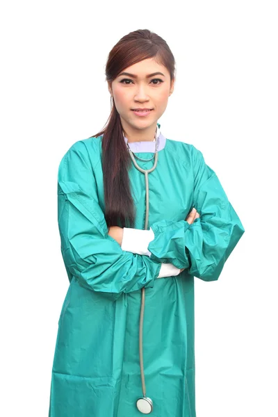 Medico donna che indossa uno scrub verde e stetoscopio — Foto Stock