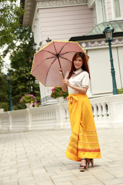 Tailandês menina vestir e guarda-chuva com estilo tradicional (palácio b — Fotografia de Stock