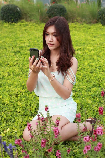 Ženy hrají mobilní telefon — Stock fotografie