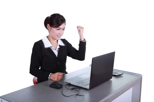 Celebración de la mujer de negocios con ordenador portátil —  Fotos de Stock