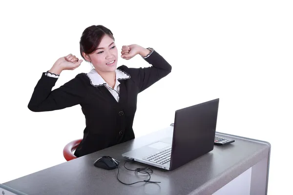 Affärskvinna koppla av i office — Stockfoto