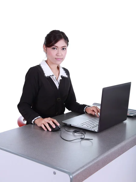 Mujer de negocios con un ordenador portátil —  Fotos de Stock