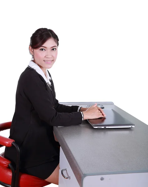 Mujer de negocios con un ordenador portátil — Foto de Stock