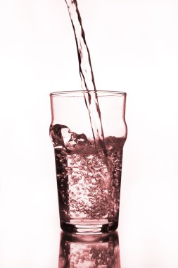 su ile Şarap kadehi