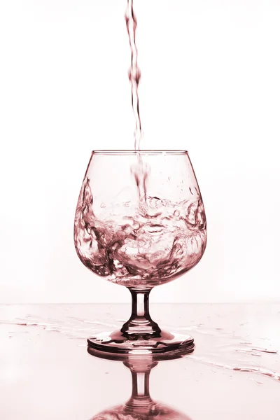 Бокал вина с водой — стоковое фото