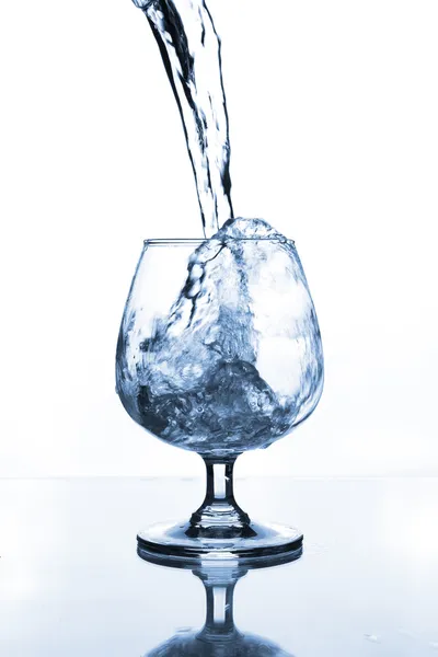Vinglas med vatten — Stockfoto