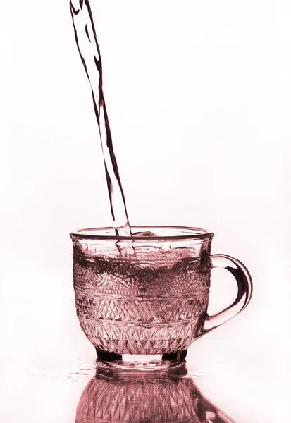 Cup glas med vatten hälla — Stockfoto