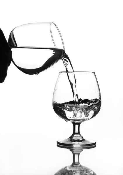 Κρασοπότηρο νερό ρίχνει στο ποτήρι κρασί — Φωτογραφία Αρχείου