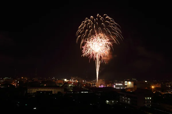 Feuerwerk über dem Himmel — Stockfoto