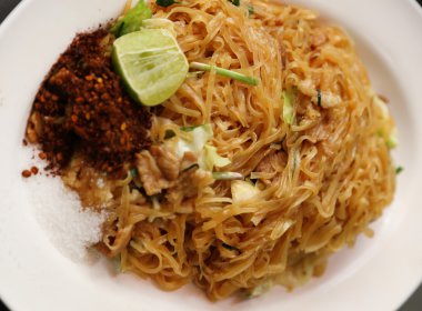 kızarmış pilav şehriye plaka üzerine ilave edin.