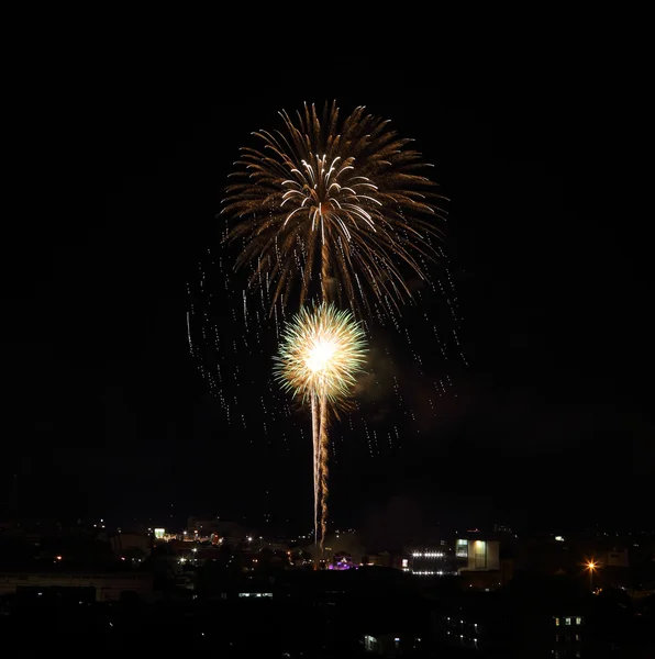 Fuegos artificiales sobre el cielo —  Fotos de Stock