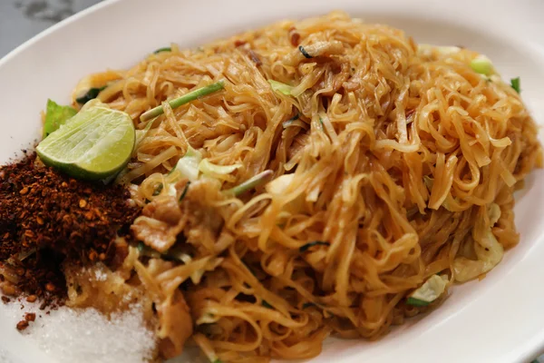 Revuelva el fideos de arroz frito en el plato —  Fotos de Stock
