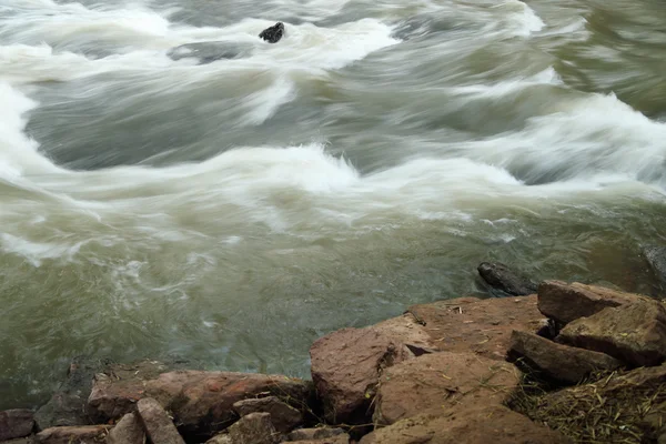 Волны, текущие в реке — стоковое фото