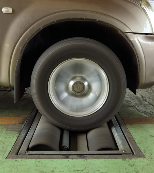 Sprawdzania systemu hamulców samochód — Zdjęcie stockowe