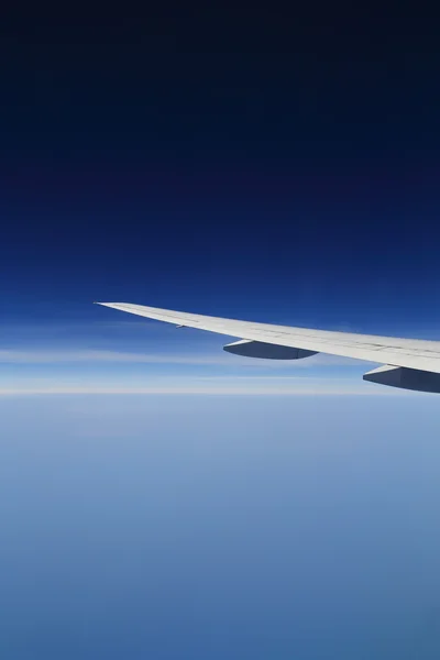 Ala del avión por encima del cielo — Foto de Stock