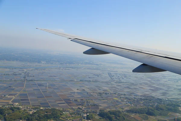 Visa från ett plan på vingen och på landsbygden — Stockfoto