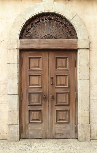 Дерев'яні двері і стіна — стокове фото