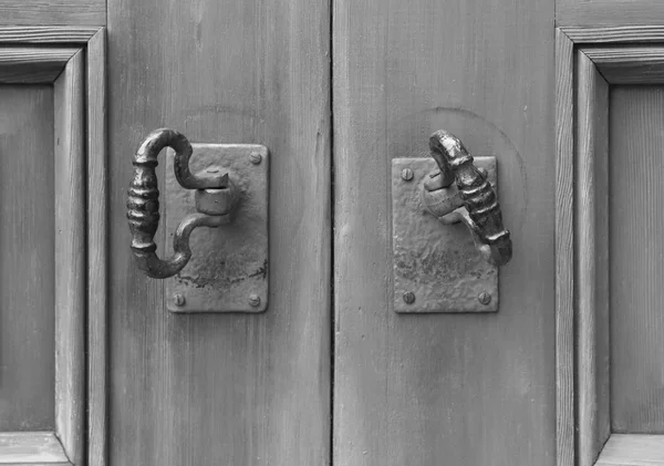 Stare drzwi Kołatka — Zdjęcie stockowe