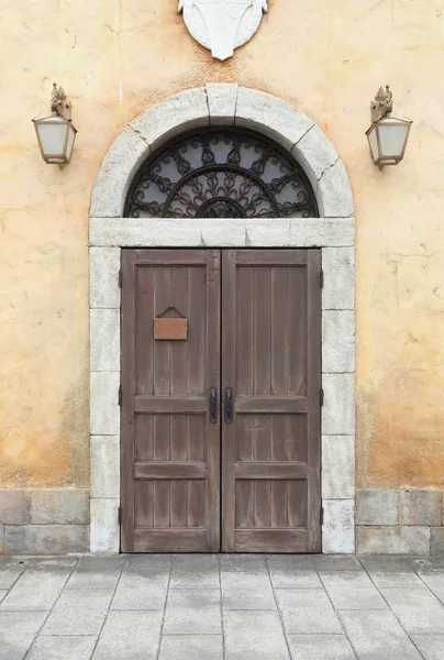 Wooden door and wall — Stock Photo, Image