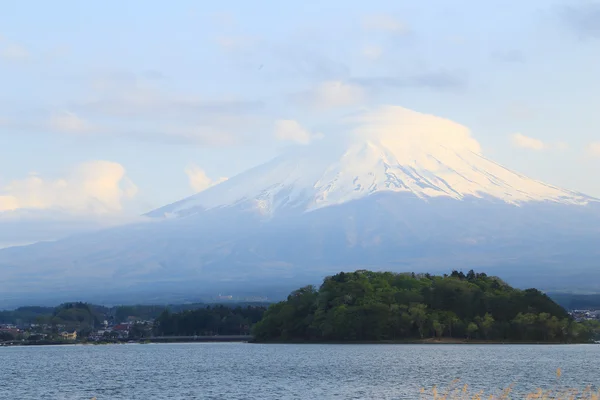 Mount fuji, kilátás a Kawaguchiko-tó partjától — Stock Fotó