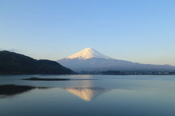 Гора Фудзи, вид с озера Кавагутико — стоковое фото