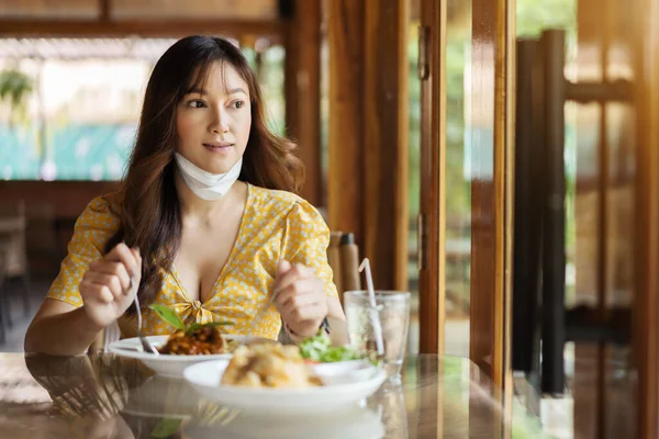 woman with a face mask in the restaurant