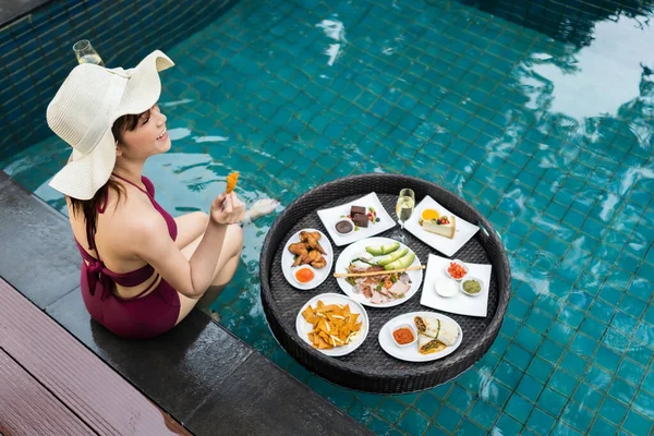 Cheerful Young Woman Eating Floating Food Edge Swimming Pool — Stock Photo, Image