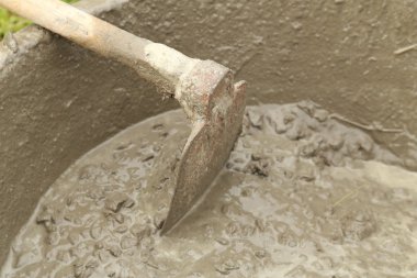 kürek ve ıslak çimento inşaat süreci için