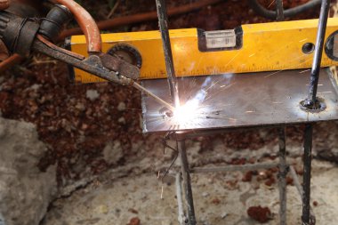 İnşaat metalini bağlayan elektrik kaynağı