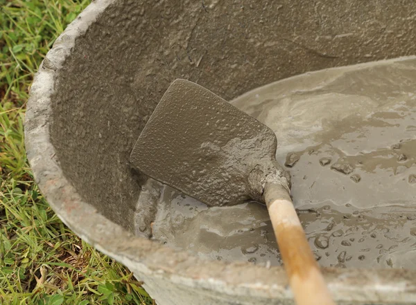 Spade and wet cement for construction process — Stock Photo, Image