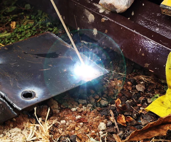 Trabajador uso de soldadura eléctrica — Foto de Stock