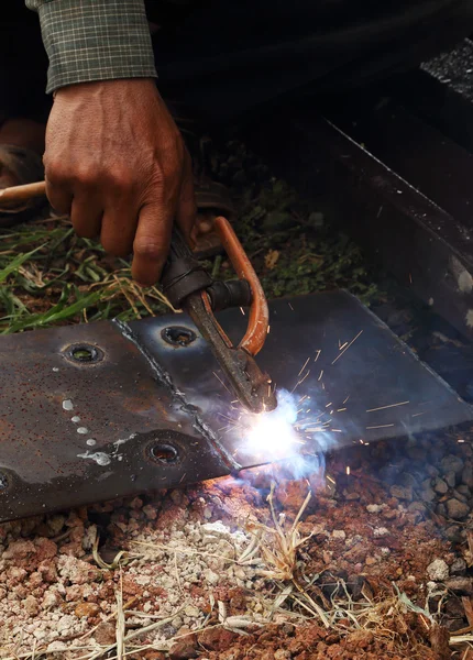 Trabajador uso de soldadura eléctrica — Foto de Stock