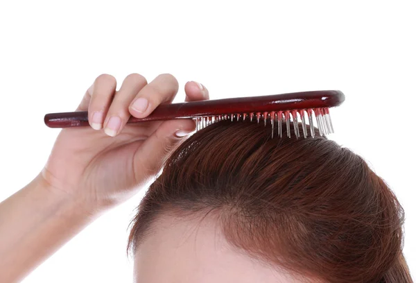 Femeie periindu-și părul — Fotografie, imagine de stoc