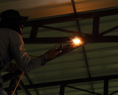 İnşaat metalini bağlayan elektrik kaynağı 